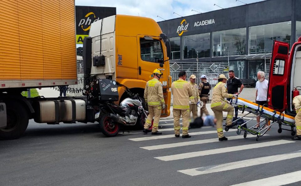 acidente-moto-caminhao-correios-capao-da-imbuia