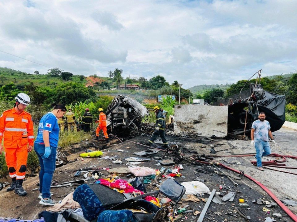 Acidente com ônibus e carreta deixa 22 mortos no interior de Minas Gerais