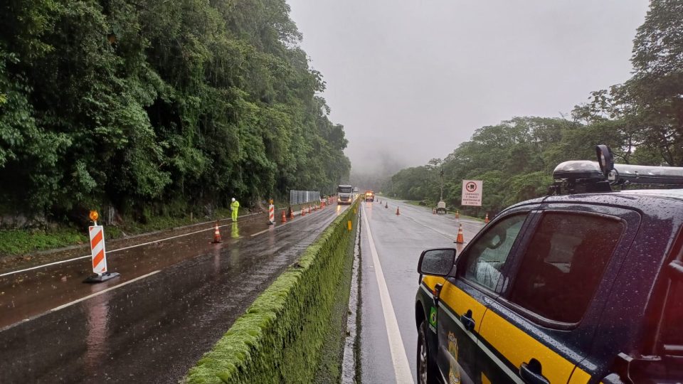 br-277-chuva-interdicao-pista