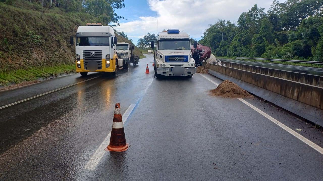 br-376-caminhao-tombado