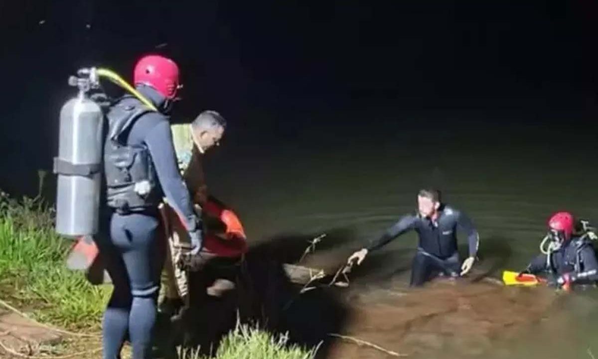 carro-cai-represa-parana