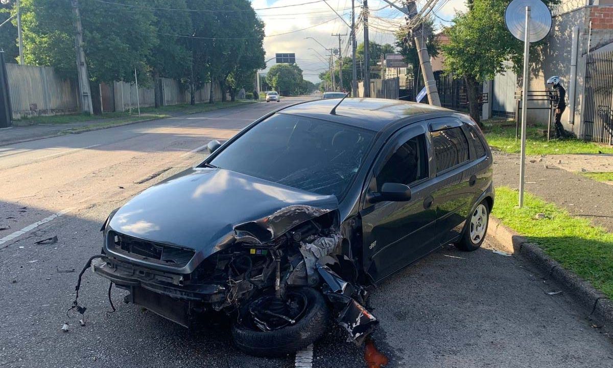carro-derruba-poste-noite-natal-curitiba-3