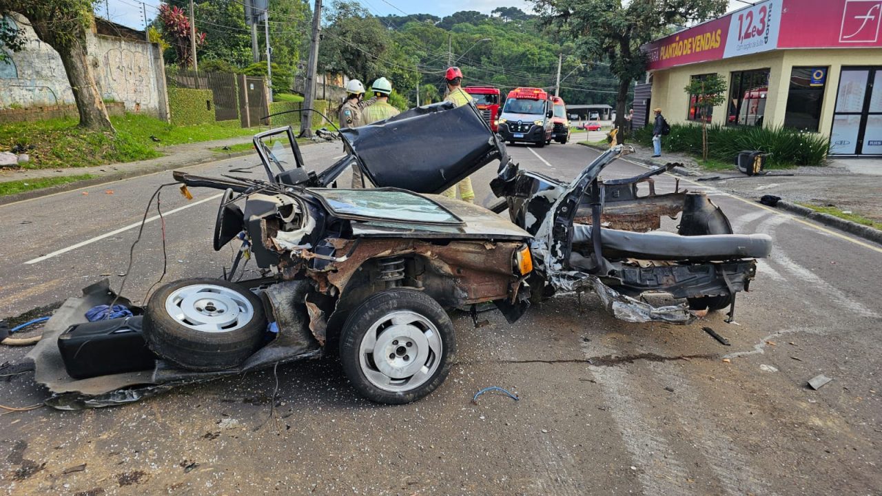 carro-parte-ao-meio-batida-poste-santa-candida