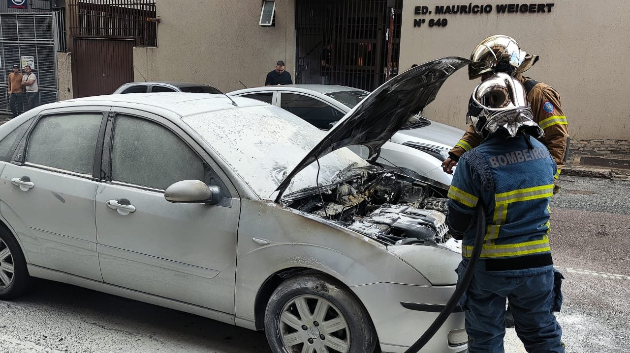 carro-pega-fogo-centro-incendio-curitiba