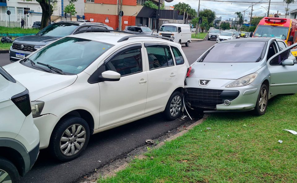 idosa-bate-carros-estacionados-agua-verde-curitiba-1