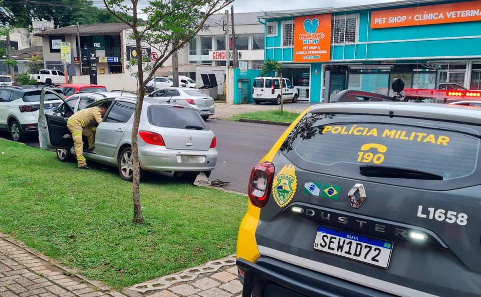 idosa-bate-carros-estacionados-agua-verde-curitiba-2
