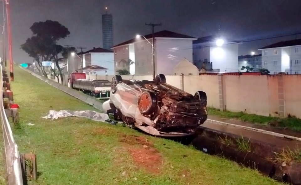 morre-capotamento-avenida-comendador-franco-uberaba-1