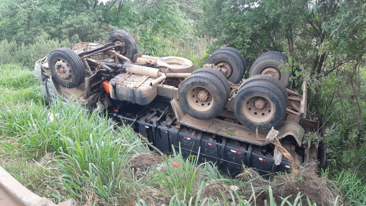 motorista-capota-caminhão-evitar-engavetamento-br-376