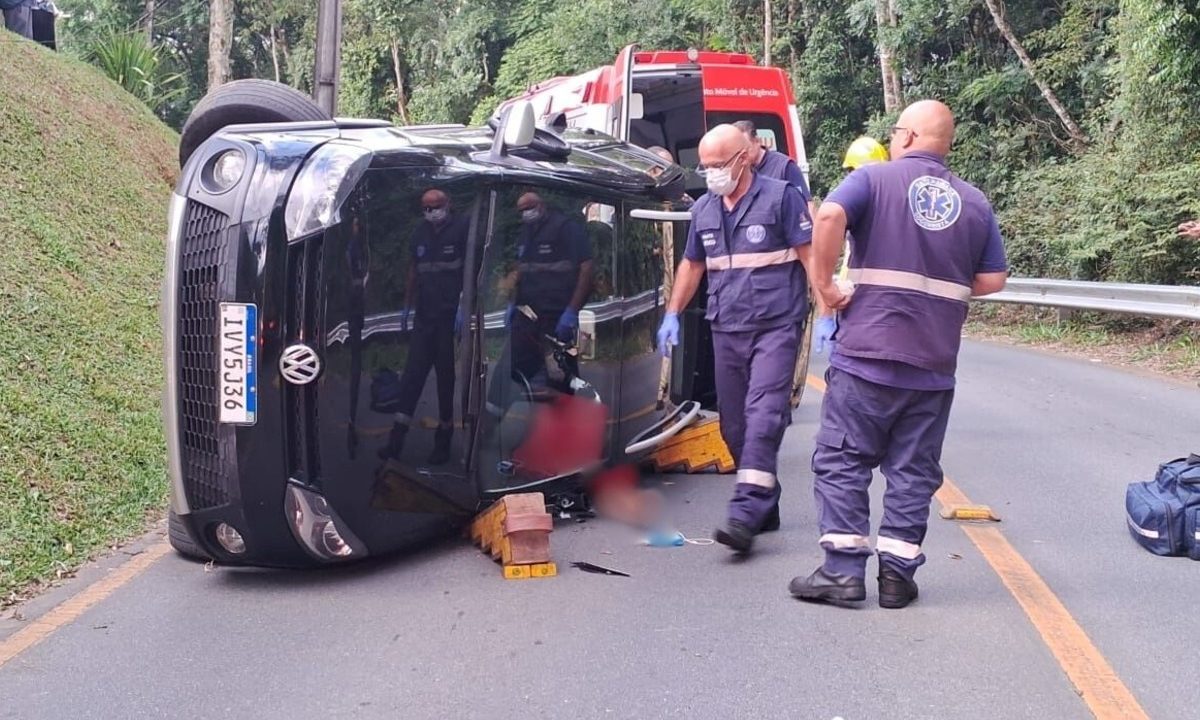 motorista-perde-controle-carro-sobe-em-barranco-e-capota-parque-tingui-curitiba