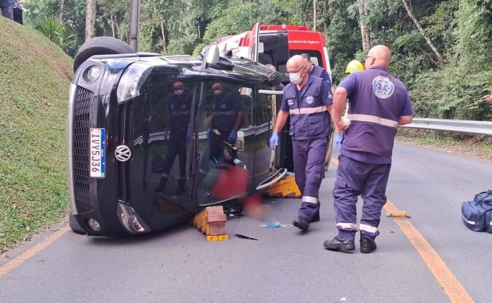 motorista-perde-controle-carro-sobe-em-barranco-e-capota-parque-tingui-curitiba
