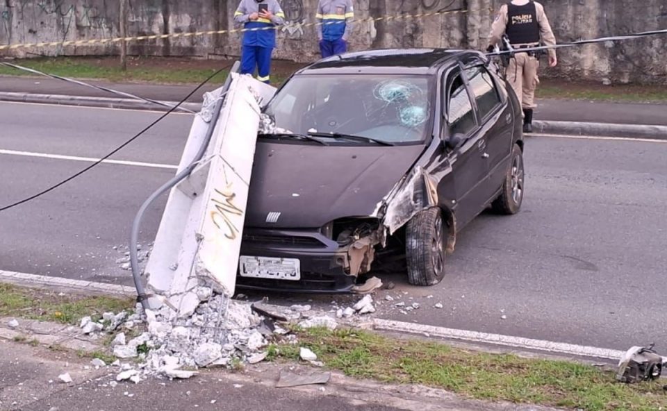 motorista-perde-trecho-curva-bate-contra-poste-jardim-botanico-1