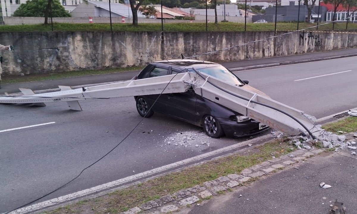 motorista-perde-trecho-curva-bate-contra-poste-jardim-botanico