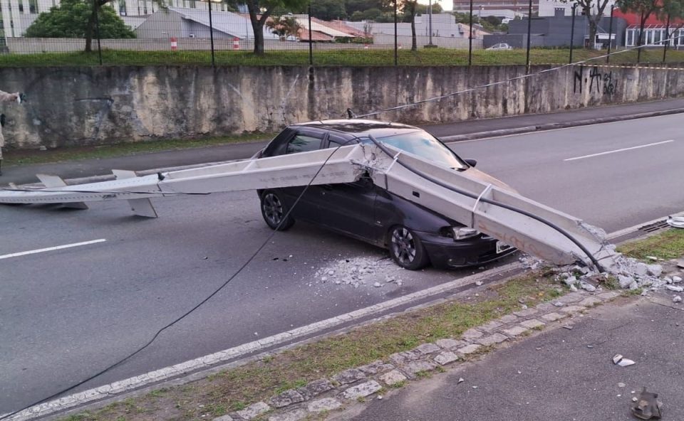 motorista-perde-trecho-curva-bate-contra-poste-jardim-botanico