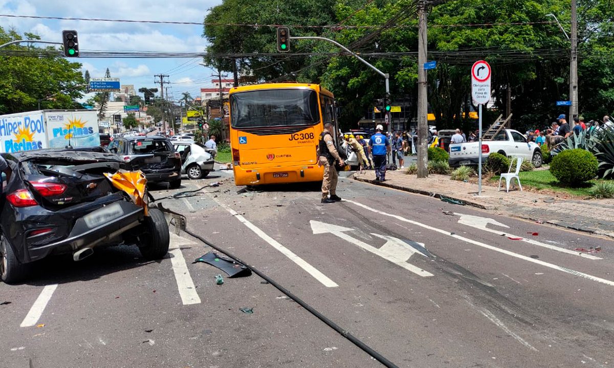 onibus-desgovernado-bate-10-carros-curitiba