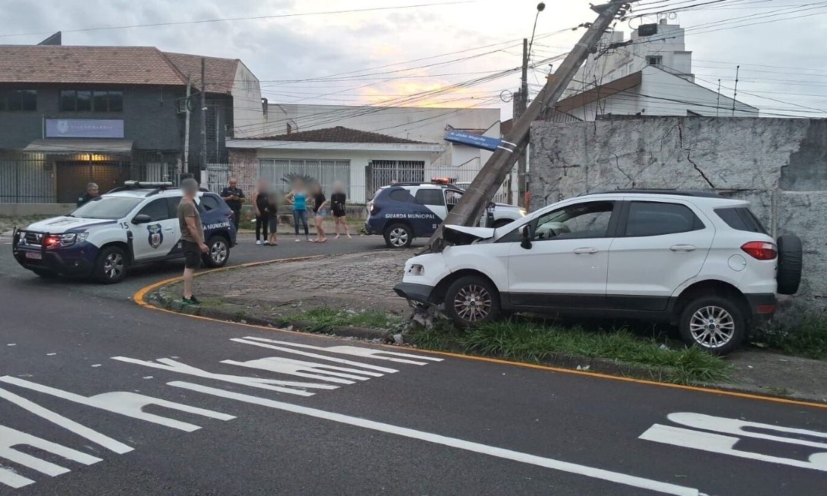 suspeito-rouba-veiculo-durante-fuga-bate-poste-preso-gm-curitiba