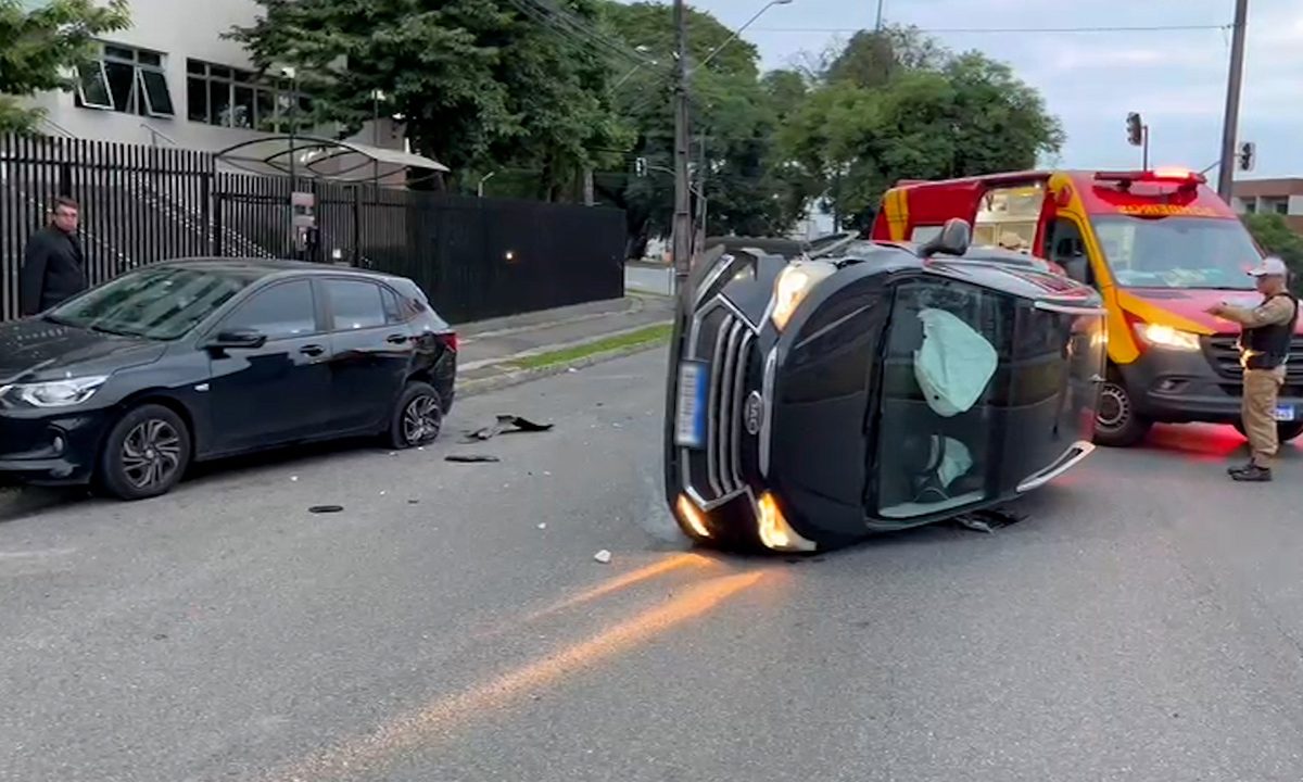 tomba-carro-apos-bater-veiculo-estacionado-curitiba