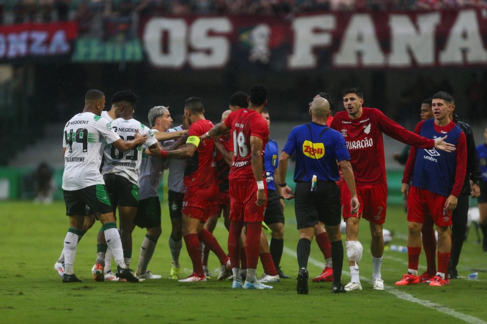 Jogadores discutem e se empurram em Coritiba x Athletico