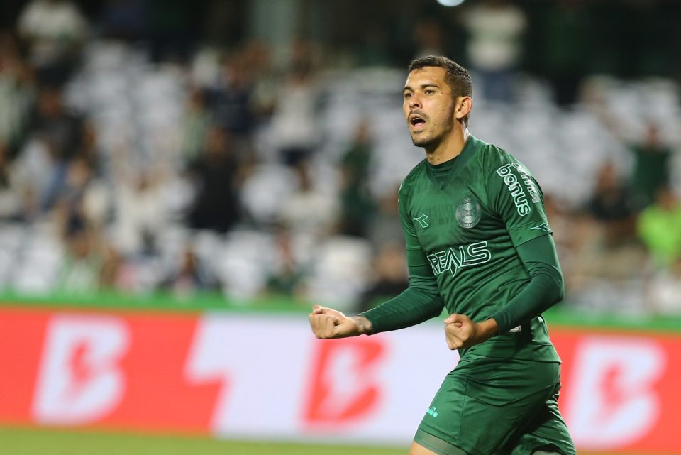 Bruno Melo comemora gol pelo Coritiba