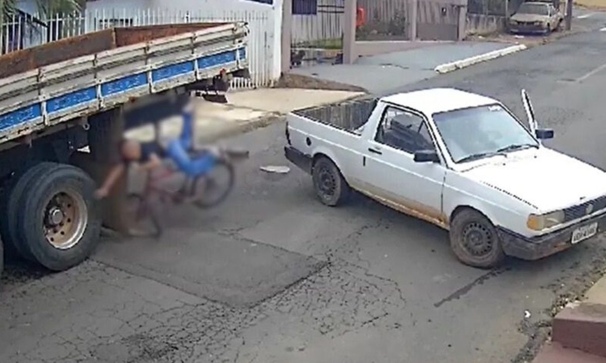 Criança-perde-freio-bicicleta-e-colide-contra-traseira-caminhão-Castro
