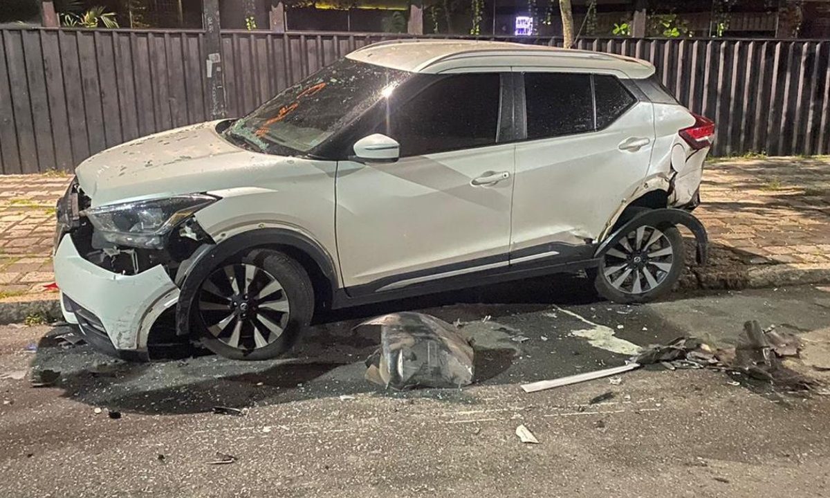 Motorista-foge-após-fazer-strike-quatro-veículos-Batel-proprietária-um-dos-carros-atingidos-registra-denúncia