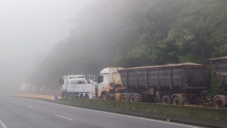 Acidente com caminhão interdita totalmente a pista sentido litoral da BR-277