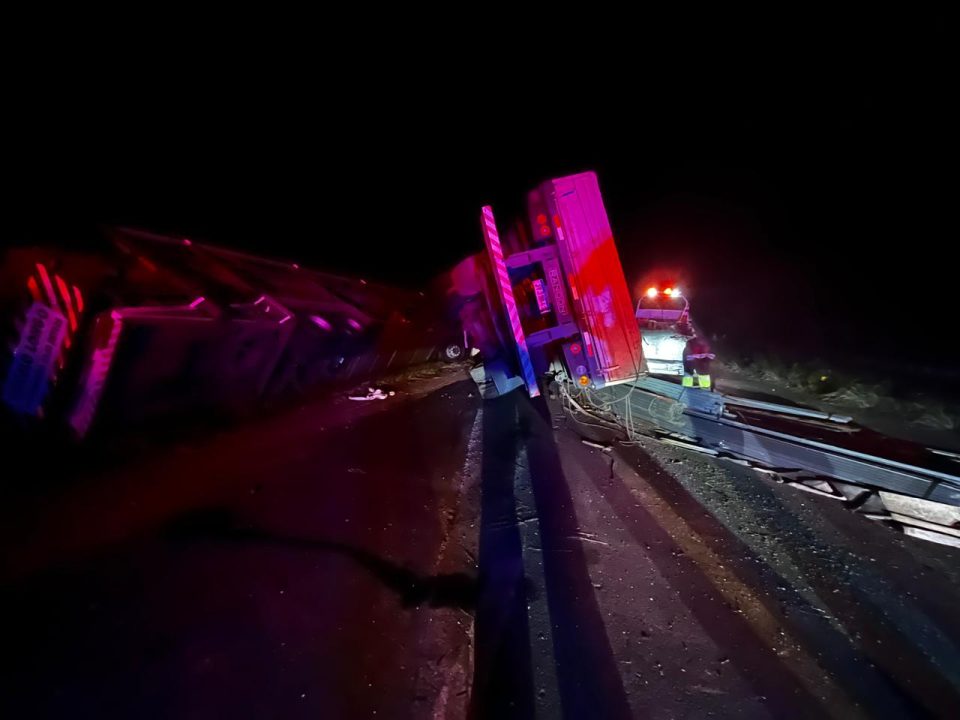 Caminhões carregados tombam após batida e interditam BR-376, em Ponta Grossa; fila chega a 5 km