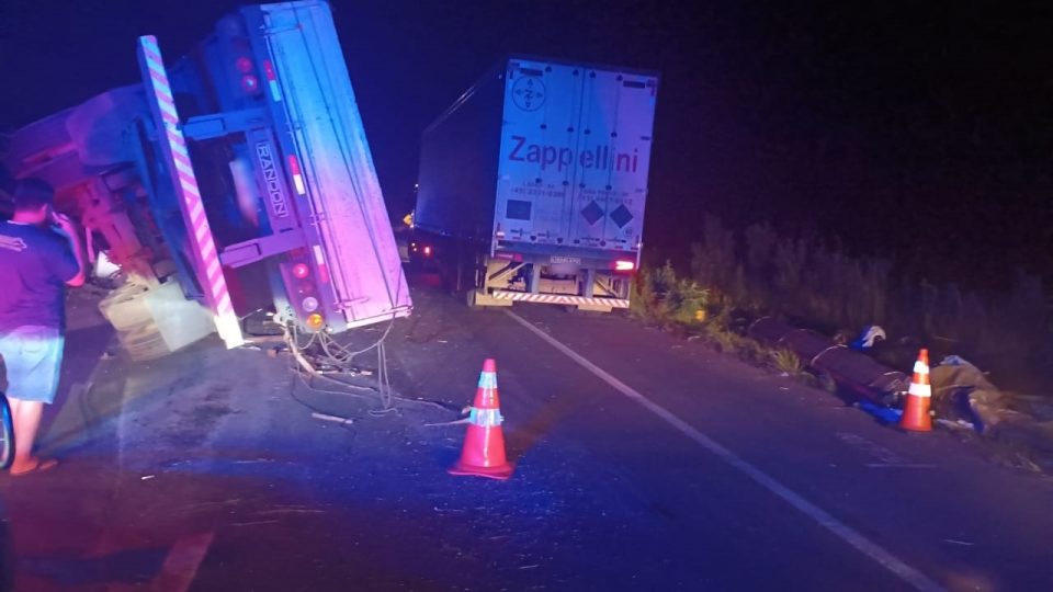 Caminhões carregados tombam após batida e interditam BR-376, em Ponta Grossa; fila chega a 5 km