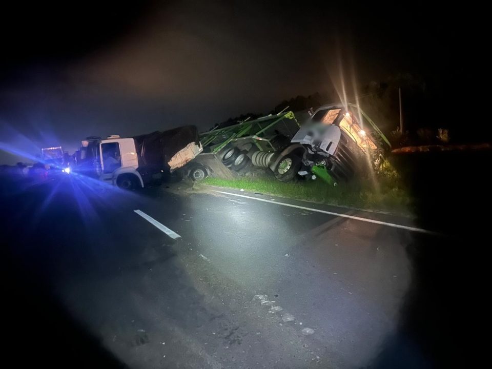 Caminhões carregados tombam após batida e interditam BR-376, em Ponta Grossa; fila chega a 5 km