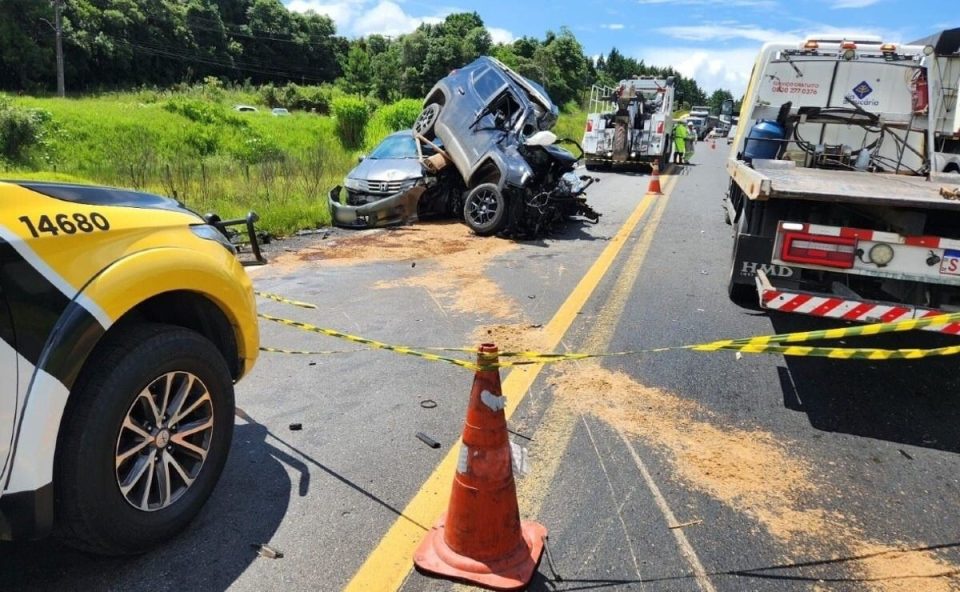 acidente-envolvendo-caminhao-e-dois-carros-deixa-homem-morto-contorno-norte-4
