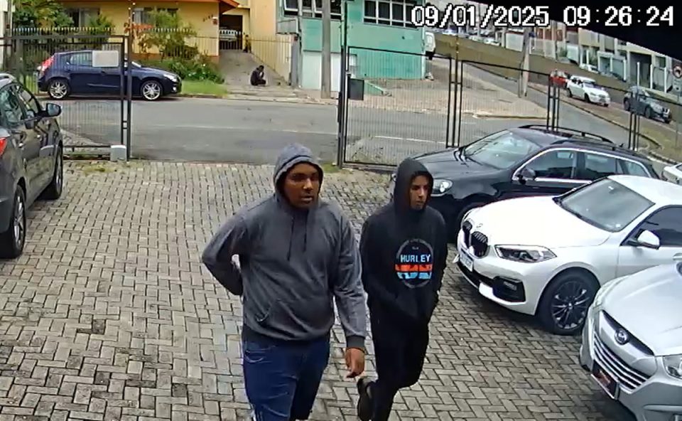 bandidos-roubam-corrente-dono-loja-portao
