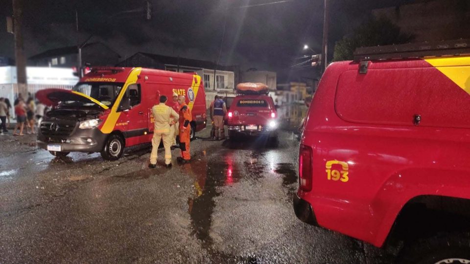 bombeiros-ilhados-ocorrencia-cajuru
