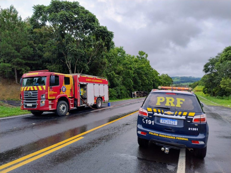 Caminhão carregado com 2 mil litros de gasolina tomba e interdita BR-277, em Irati; há risco de explosão