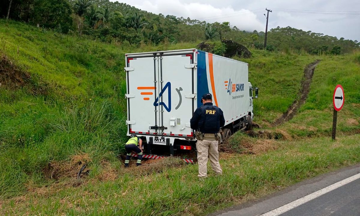 caminhao-valores-acidente-br-116-viaturas-prf
