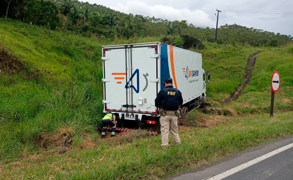 caminhao-valores-acidente-br-116-viaturas-prf