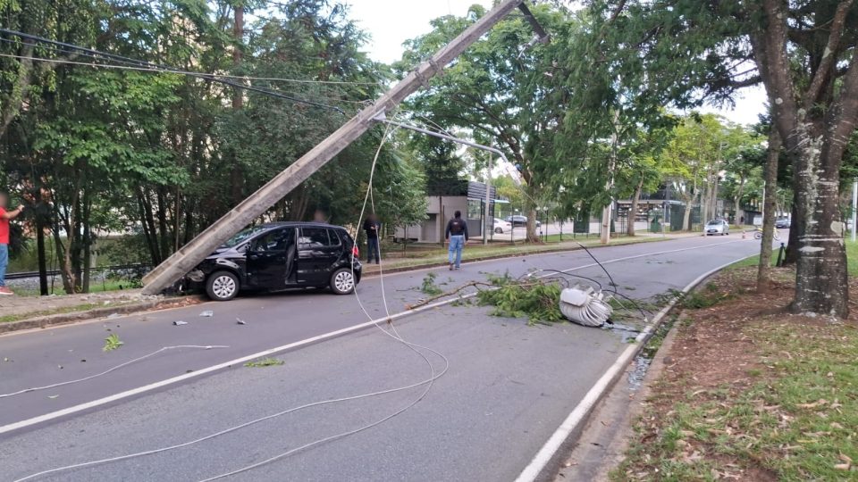 capa-carro-derruba-poste-jardim-social