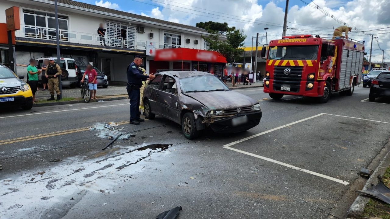 carros-batem-motorista-ferido-acidente-curitiba-2