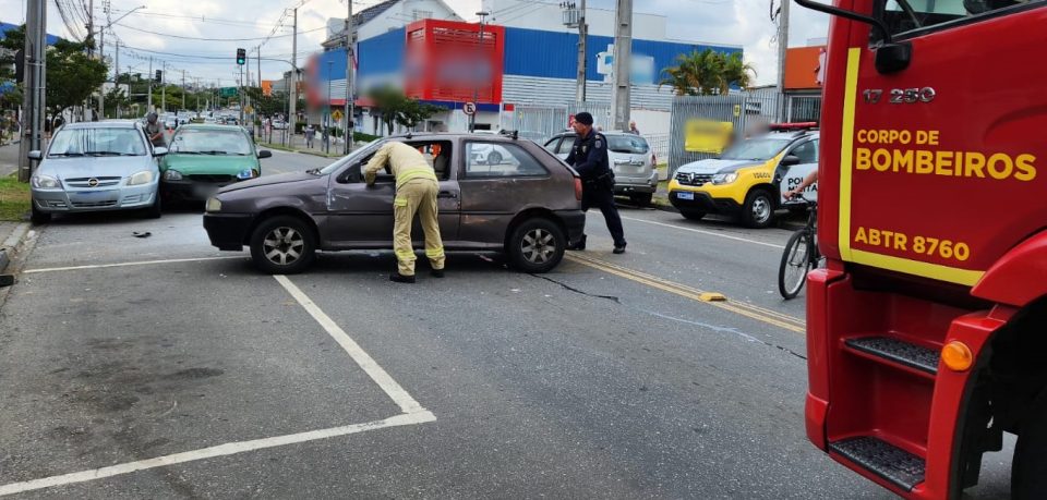 carros-batem-motorista-ferido-acidente-curitiba-3