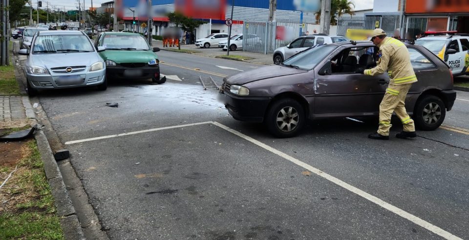 carros-batem-motorista-ferido-acidente-curitiba