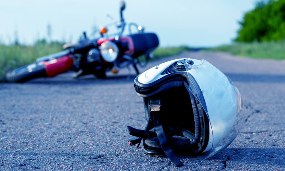 casal-moto-acidente-fio-caido-rua-curitiba