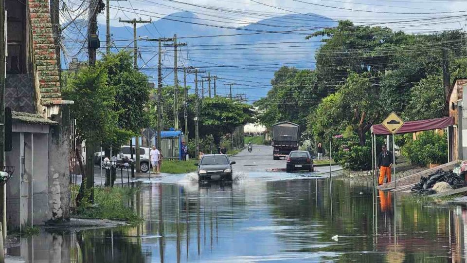 Temporal inunda casas e alagamentos deixam moradores ilhados em Paranaguá; cidade registrou mais de 100 mm de chuva
