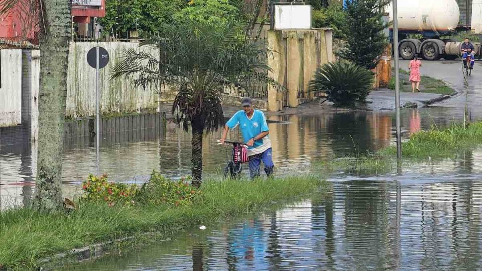 Temporal inunda casas e alagamentos deixam moradores ilhados em Paranaguá; cidade registrou mais de 100 mm de chuva