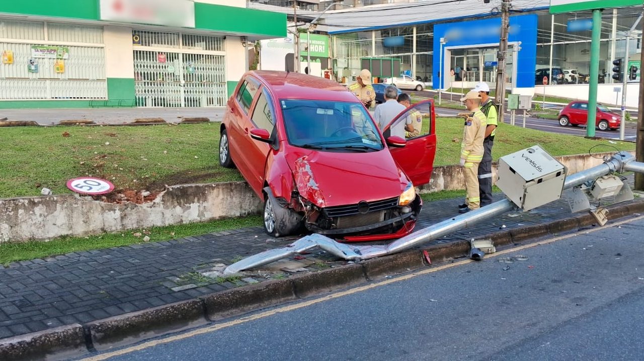 Um idoso, de 70 anos, se envolveu em um acidente de trânsito após supostamente sofrer um "apagão" ao volante e perder o controle da direção