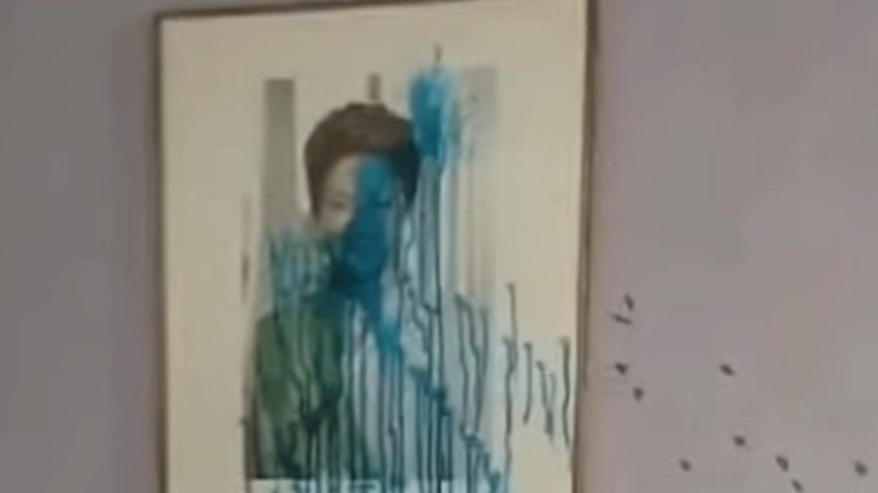 invasores-jogaram-tinta-na-foto