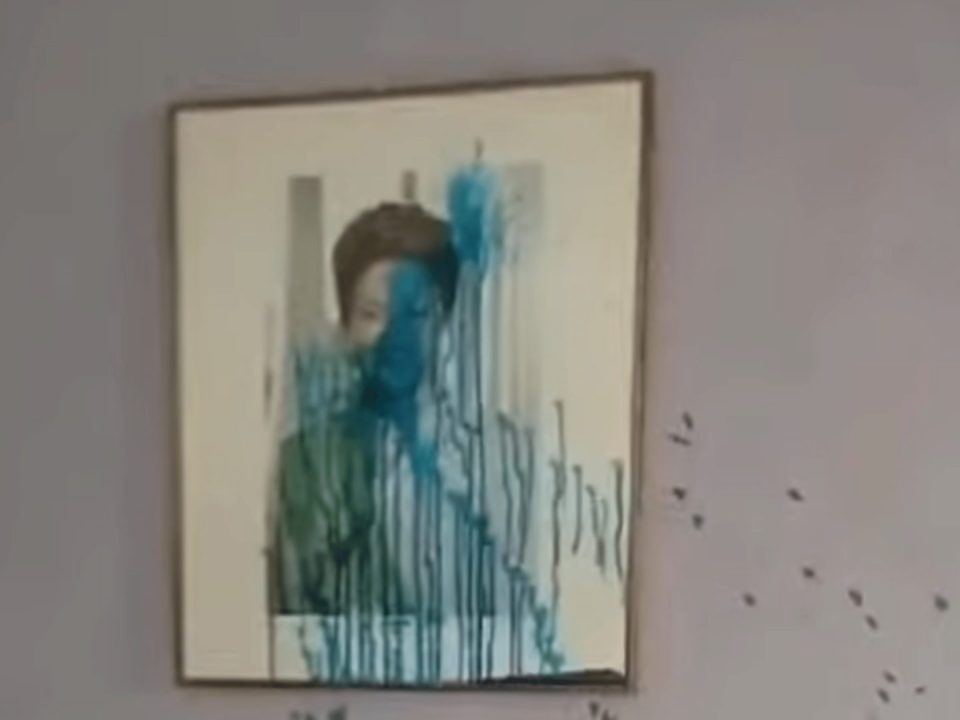 invasores-jogaram-tinta-na-foto