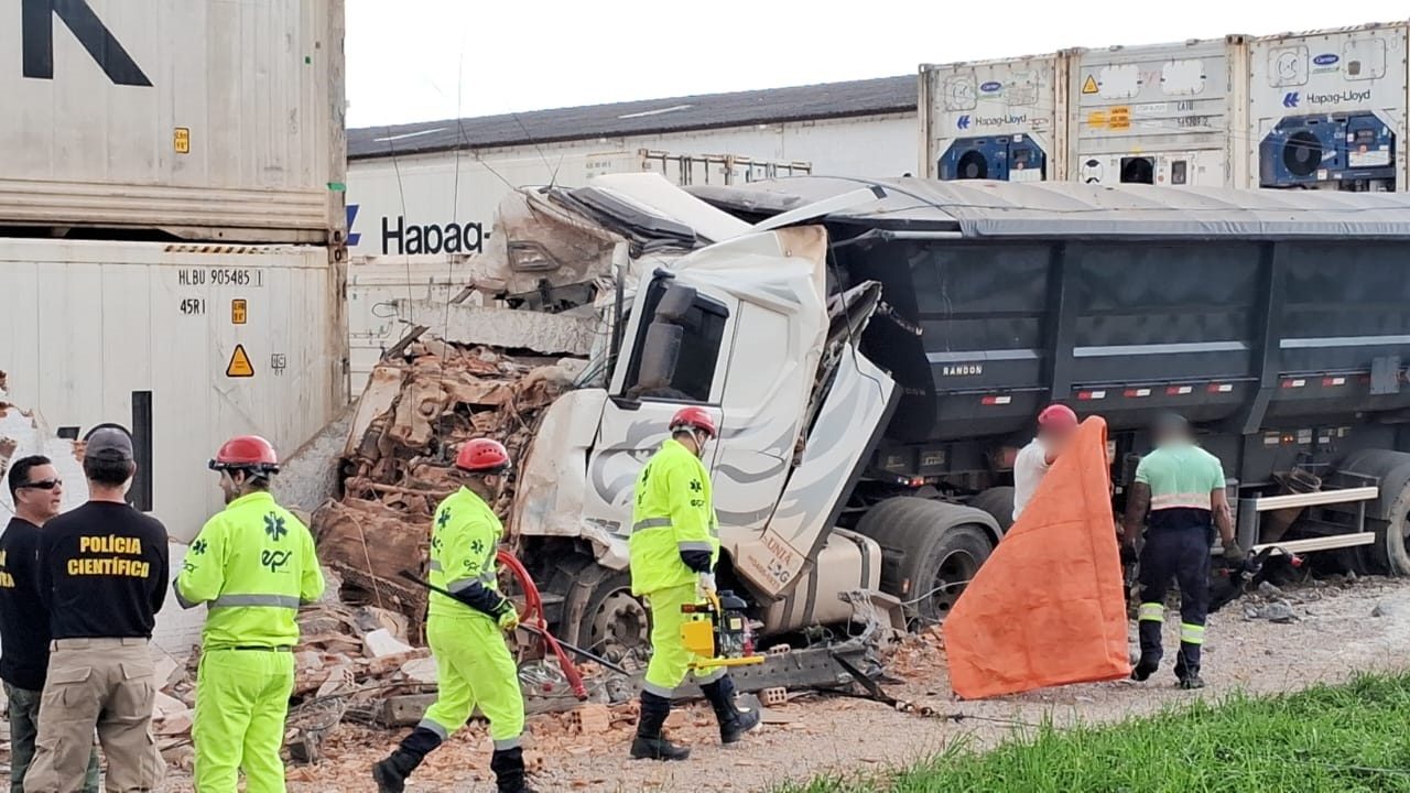 motorista-caminhao-morre-batida-poste-br-277-3