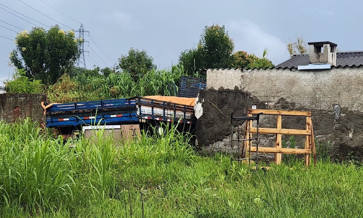 motorista-perde-controle-caminhao-e-acerta-em-cheio-fundos-residencia-bairro-alto
