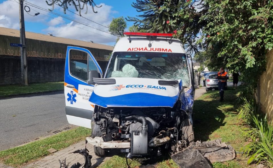motorista-peugeot-fura-preferencial-bate-em-ambulancia-e-fica-ferido-hauer-1