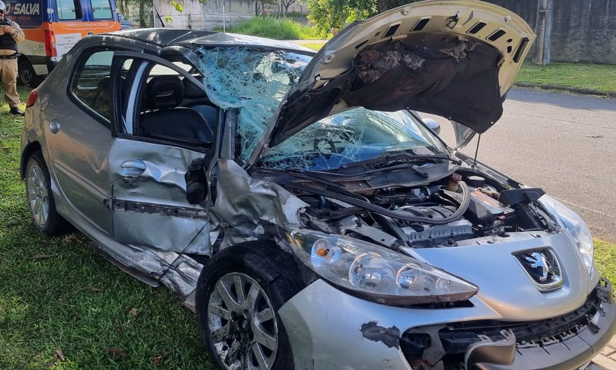 motorista-peugeot-fura-preferencial-bate-em-ambulancia-e-fica-ferido-hauer