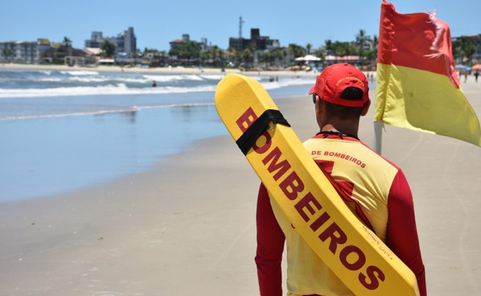 pai-e-filha-sao-resgatados-bombeiros-apos-se-afogarem-praia-mansa-caioba