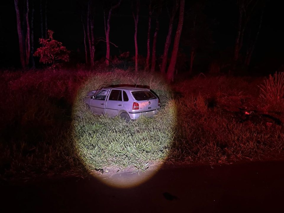 Pai e filho de 11 anos morrem após moto ser atingida por carro em ultrapassagem no Paraná